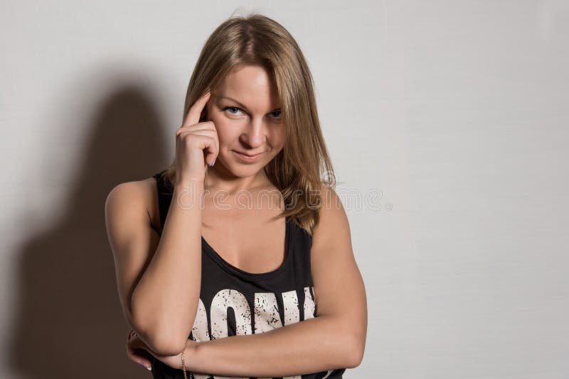 Jong mooi sexy wijfje met leeg zwart overhemd, royalty-vrije stock afbeeldingen Jong mooi sexy wijfje met leeg zwart overhemd, royalty-vrije stock afbeeldingen