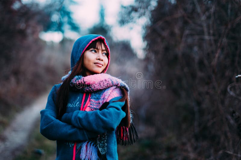 Jong mooi vrouwenportret in koud weer die sweater en kleurrijke sjaal buiten dragen tijdens middag stock afbeeldingen Jong mooi vrouwenportret in koud weer die sweater en kleurrijke sjaal buiten dragen tijdens middag stock afbeeldingen