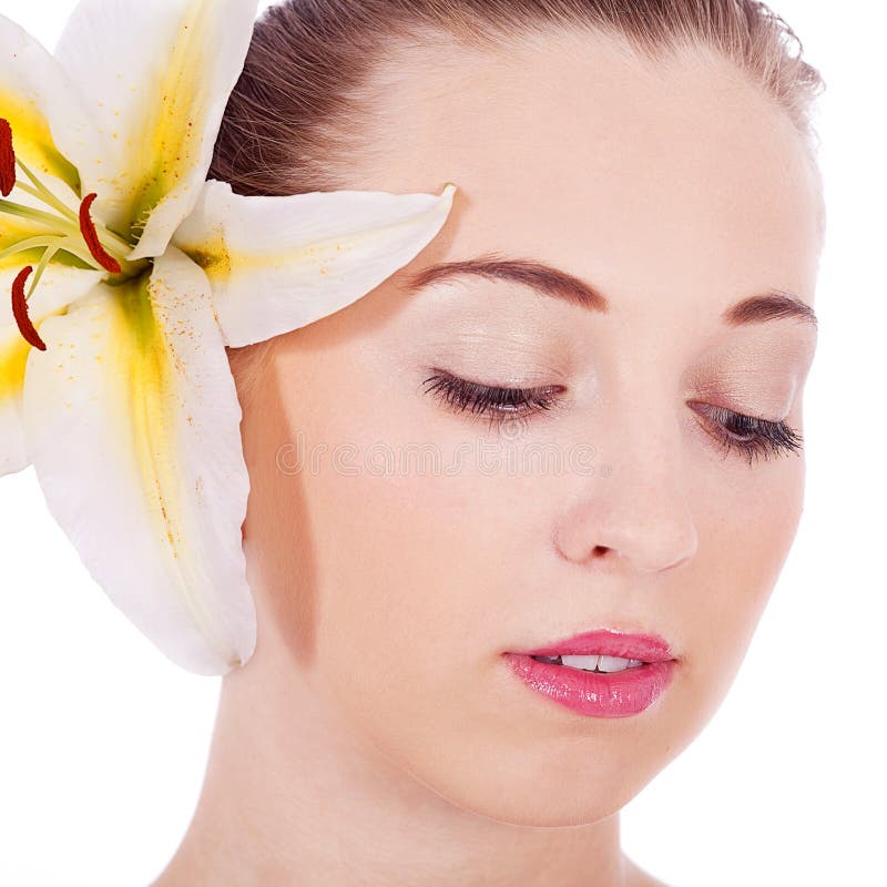 Jong mooi vrouwenportret met witte bloem royalty-vrije stock afbeelding Jong mooi vrouwenportret met witte bloem royalty-vrije stock afbeelding