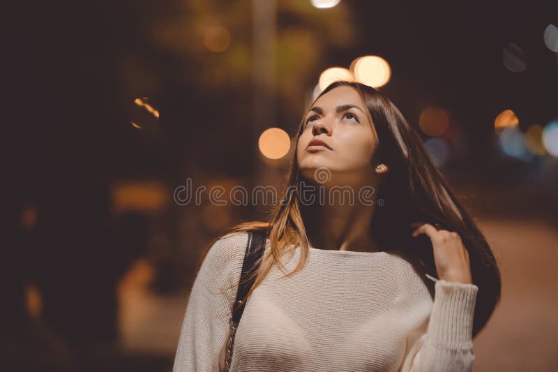 Jong nadenkend brunette op nachtstraat stock fotografie Jong nadenkend brunette op nachtstraat stock fotografie