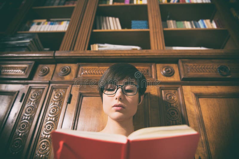 Jong nadenkend vrouwelijk studentenportret met boek royalty-vrije stock afbeeldingen Jong nadenkend vrouwelijk studentenportret met boek royalty-vrije stock afbeeldingen
