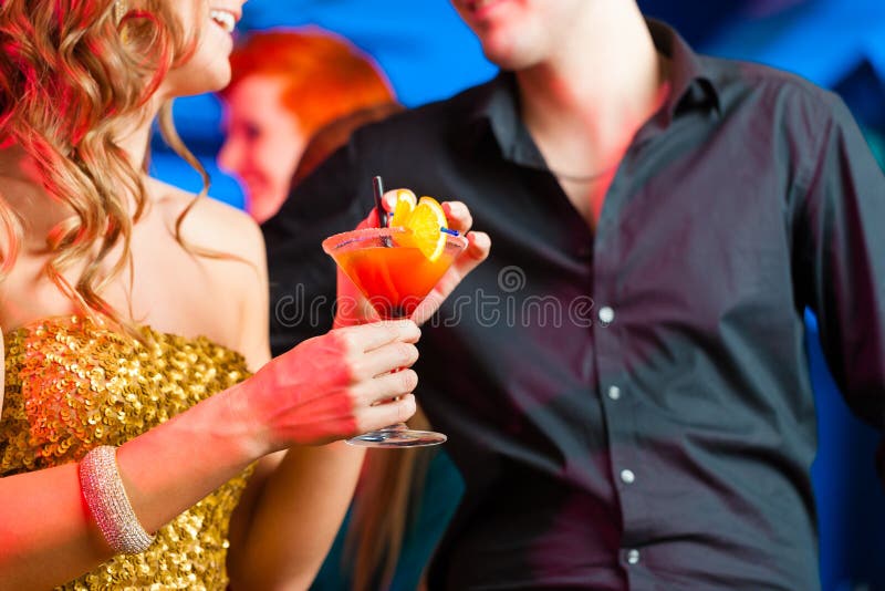 Jong paar in bar of club het drinken cocktails stock fotografie Jong paar in bar of club het drinken cocktails stock fotografie