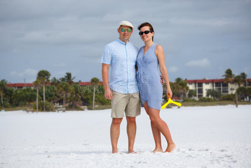 Jong paar bij tropisch strand tijdens de zomervakantie stock afbeelding Jong paar bij tropisch strand tijdens de zomervakantie stock afbeelding