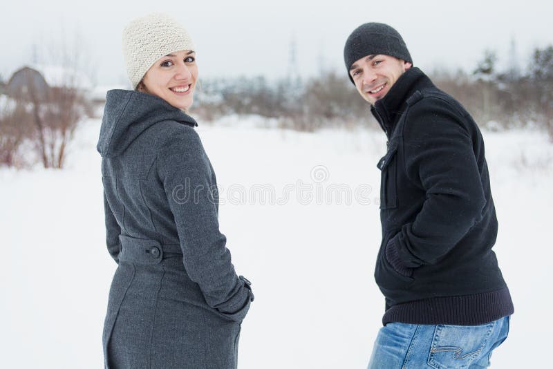 Jong Paar buiten in de wintertijd