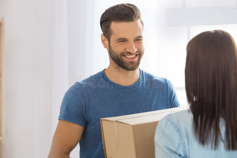 Jong paar die aan een nieuwe flat zich samen verhuizing bewegen stock afbeeldingen Jong paar die aan een nieuwe flat zich samen verhuizing bewegen stock afbeeldingen