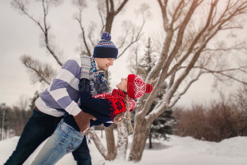 Jong paar die in liefde in de winterpark dansen royalty-vrije stock fotografie Jong paar die in liefde in de winterpark dansen royalty-vrije stock fotografie