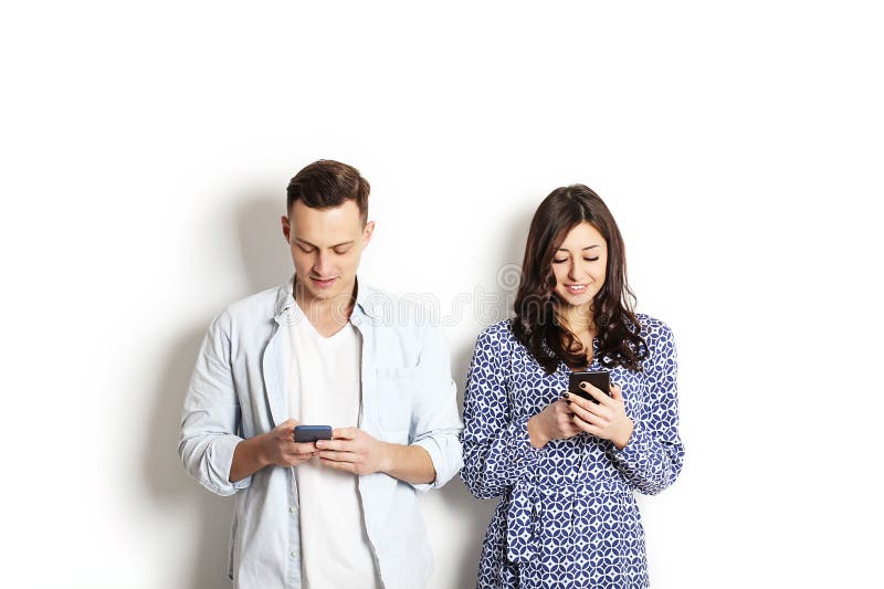 Jong paar die mobiele telefoon controleren, die een bericht lezen Technologie & verhoudingsconcept Moderne Romaanse problemen Man stock foto's Jong paar die mobiele telefoon controleren, die een bericht lezen Technologie & verhoudingsconcept Moderne Romaanse problemen Man stock foto's