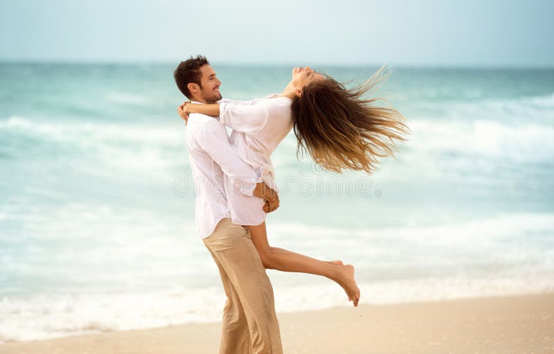 Jong paar die samen van op strand genieten stock fotografie Jong paar die samen van op strand genieten stock fotografie