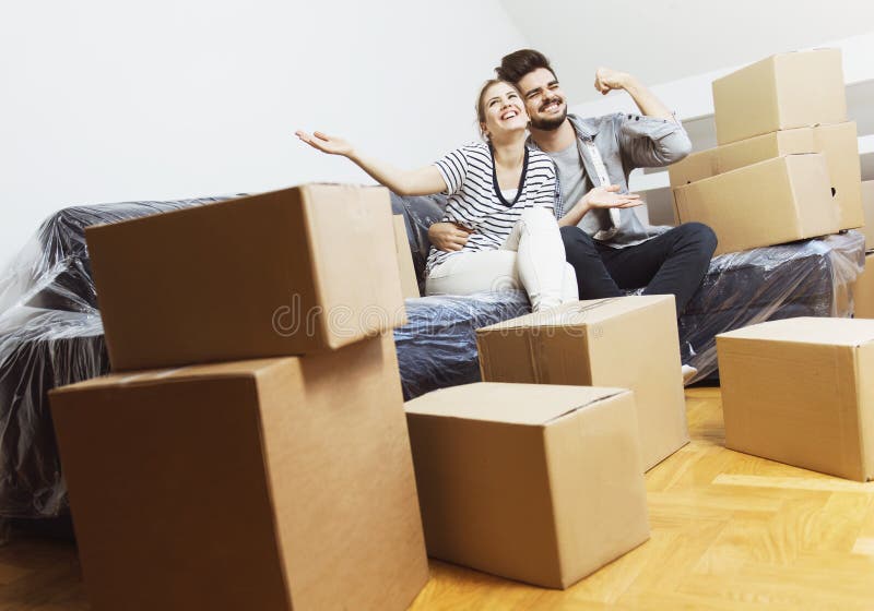 Jong paar die zich in hun nieuw huis bewegen stock foto's Jong paar die zich in hun nieuw huis bewegen stock foto's