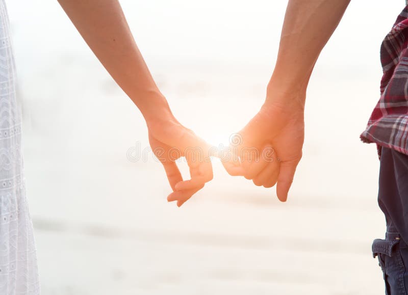 Jong paar in liefde, Aantrekkelijke man en vrouw die van romantische avond op het strand genieten, Holdingshanden het letten op royalty-vrije stock afbeelding Jong paar in liefde, Aantrekkelijke man en vrouw die van romantische avond op het strand genieten, Holdingshanden het letten op royalty-vrije stock afbeelding