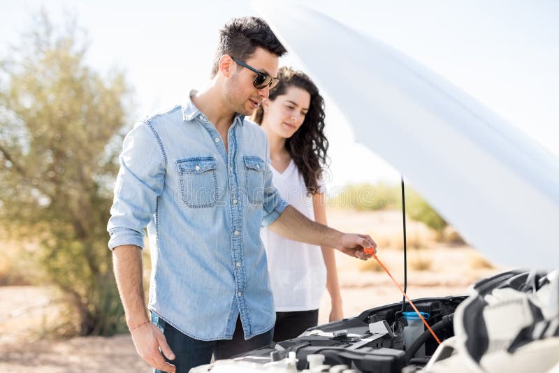 Jong paar met gebroken auto stock foto's Jong paar met gebroken auto stock foto's