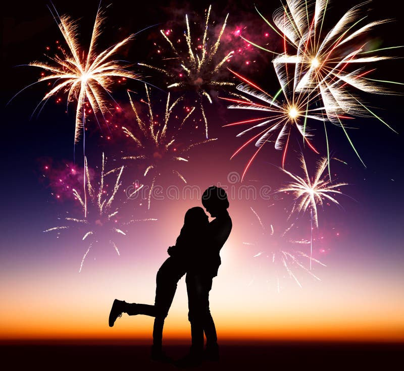 Jong paar met vuurwerk stock afbeeldingen Jong paar met vuurwerk stock afbeeldingen