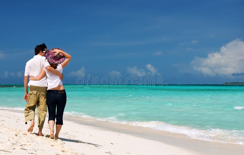 Jong paar op het strand stock foto Jong paar op het strand stock foto