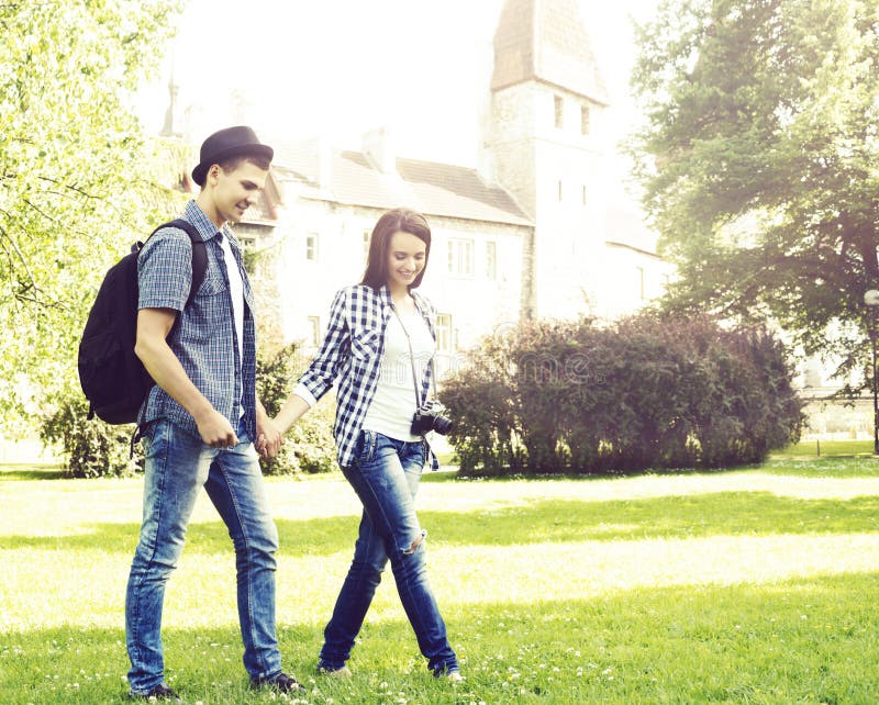 Jong paar van hipsters: het lopen in park dichtbij kasteel royalty-vrije stock foto's Jong paar van hipsters: het lopen in park dichtbij kasteel royalty-vrije stock foto's