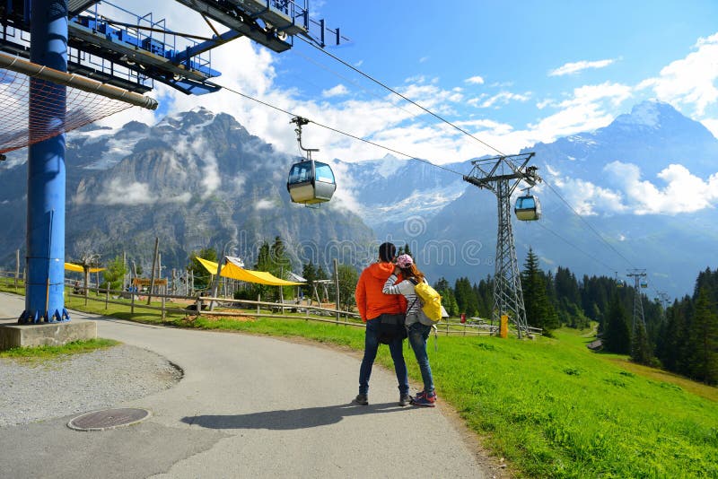 Jong paar van reizigers die van een bergenmening in summe genieten stock foto's Jong paar van reizigers die van een bergenmening in summe genieten stock foto's