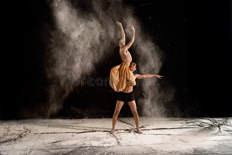 Jong paarballet die met poeder in het stadium dansen royalty-vrije stock afbeelding Jong paarballet die met poeder in het stadium dansen royalty-vrije stock afbeelding