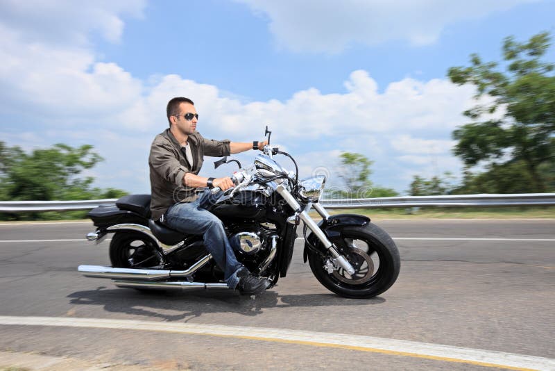 Jong personenvervoer een motorfiets op een open weg stock foto's Jong personenvervoer een motorfiets op een open weg stock foto's