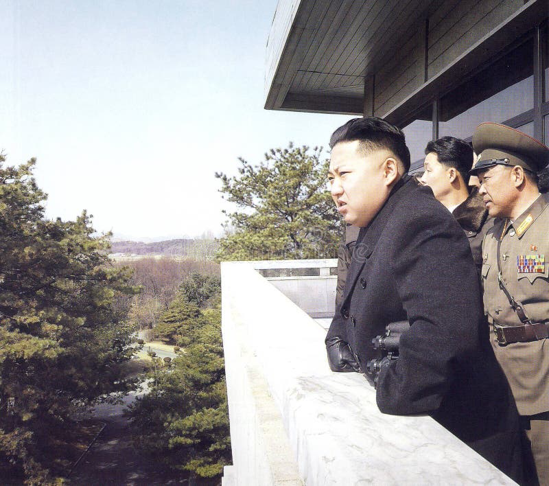 Jong-un supremo norte-coreano de Kim do líder com camaradas