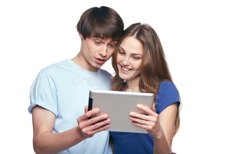 Jong verrast paar met digitale tablet royalty-vrije stock afbeeldingen Jong verrast paar met digitale tablet royalty-vrije stock afbeeldingen