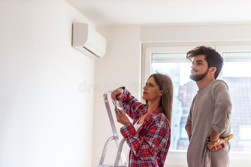 Jong vrolijk paar die kleur voor het schilderen van huis kiezen stock fotografie Jong vrolijk paar die kleur voor het schilderen van huis kiezen stock fotografie