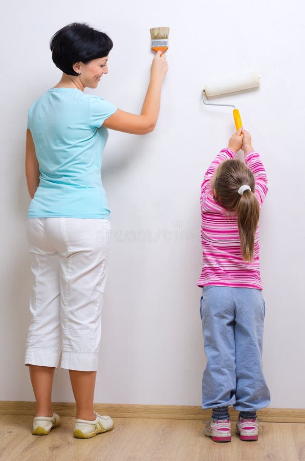 Jong vrouw en meisje met het schilderen van hulpmiddelen stock foto Jong vrouw en meisje met het schilderen van hulpmiddelen stock foto