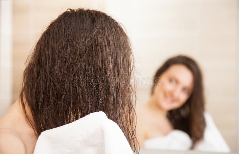 Jong vrouwen afvegend haar na een douche stock afbeeldingen Jong vrouwen afvegend haar na een douche stock afbeeldingen