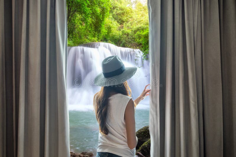Jong vrouwen open gordijn aan menings het mooie waterval natuurlijk stromen stock fotografie Jong vrouwen open gordijn aan menings het mooie waterval natuurlijk stromen stock fotografie