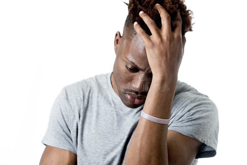 Jonge aantrekkelijke afro Amerikaanse mens die op zijn jaren '20 het droevige en gedeprimeerde emotioneel stellen kijken royalty-vrije stock afbeelding Jonge aantrekkelijke afro Amerikaanse mens die op zijn jaren '20 het droevige en gedeprimeerde emotioneel stellen kijken royalty-vrije stock afbeelding