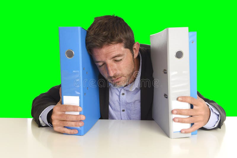 Jonge aantrekkelijke bezige overweldigde zakenman het lijden van aan gekke spanning op uitgeput kantoor royalty-vrije stock foto Jonge aantrekkelijke bezige overweldigde zakenman het lijden van aan gekke spanning op uitgeput kantoor royalty-vrije stock foto