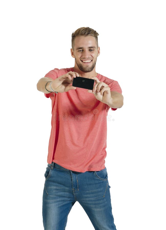 Jonge aantrekkelijke kerel die een foto met mobiel apparaat nemen