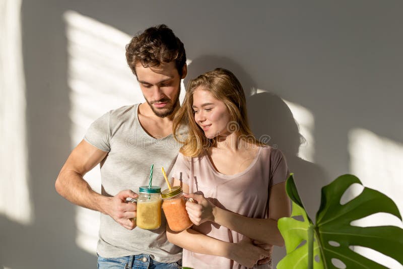 Jonge aantrekkelijke man en vrouwen het besteden ochtend met een drank royalty-vrije stock afbeelding Jonge aantrekkelijke man en vrouwen het besteden ochtend met een drank royalty-vrije stock afbeelding