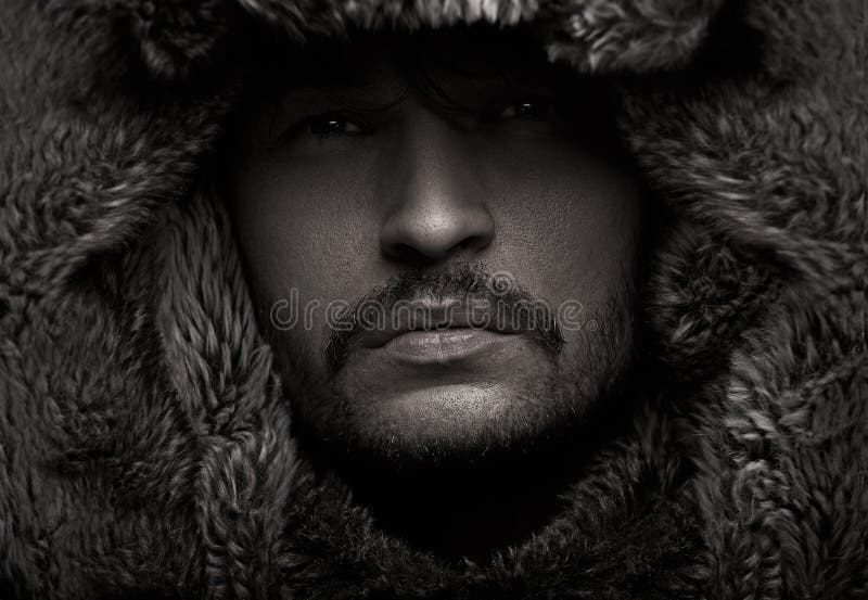 Jonge aantrekkelijke mens die bont dragen royalty-vrije stock fotografie Jonge aantrekkelijke mens die bont dragen royalty-vrije stock fotografie