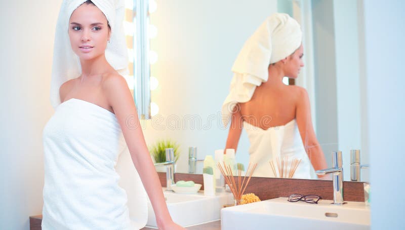 Download Jonge Aantrekkelijke Vrouw Die Zich Voor Badkamersspiegel Bevinden Stock Afbeelding - Afbeelding bestaande uit haar, zorg: 107704921