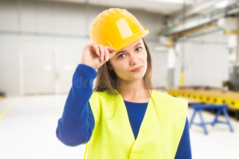 Jonge aantrekkelijke vrouwelijke ingenieursgroet royalty-vrije stock afbeelding Jonge aantrekkelijke vrouwelijke ingenieursgroet royalty-vrije stock afbeelding