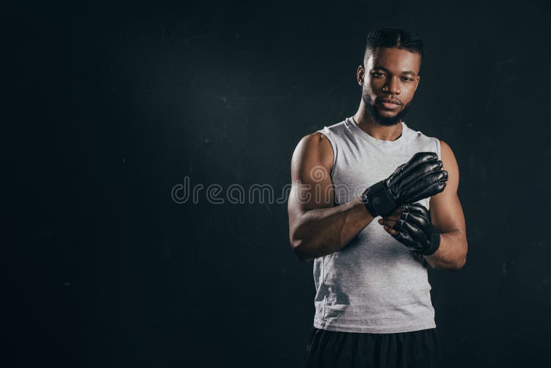 jonge Afrikaanse Amerikaanse kickboxer die handschoenen dragen en camera bekijken stock afbeeldingen jonge Afrikaanse Amerikaanse kickboxer die handschoenen dragen en camera bekijken stock afbeeldingen