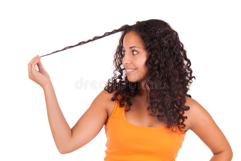Jonge Afrikaanse Amerikaanse vrouw met lang haar stock fotografie Jonge Afrikaanse Amerikaanse vrouw met lang haar stock fotografie