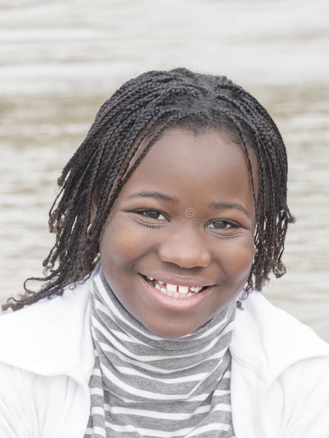 Jonge Afro-schoonheid dichtbij het water royalty-vrije stock afbeeldingen Jonge Afro-schoonheid dichtbij het water royalty-vrije stock afbeeldingen