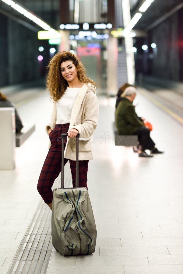 Jonge Arabische vrouw die haar trein in een metropost wachten stock fotografie Jonge Arabische vrouw die haar trein in een metropost wachten stock fotografie