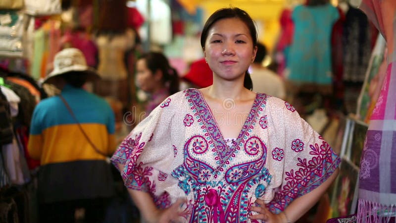 Jonge Aziatische meisje het winkelen phnom penh centrale markt