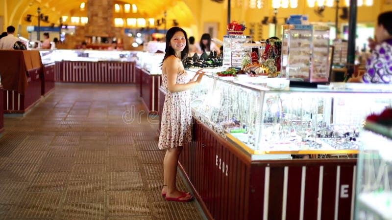 Jonge Aziatische meisje het winkelen phnom penh centrale markt