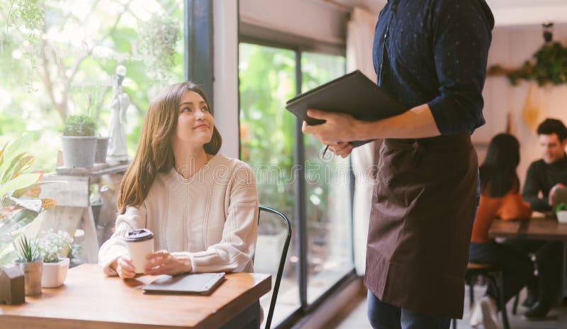 Jonge Aziatische vrouw die orde maken bij restaurant royalty-vrije stock afbeeldingen Jonge Aziatische vrouw die orde maken bij restaurant royalty-vrije stock afbeeldingen