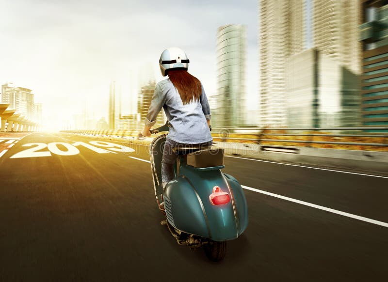 Jonge Aziatische vrouw in helm die een autoped berijden op de stad met 20 stock fotografie Jonge Aziatische vrouw in helm die een autoped berijden op de stad met 20 stock fotografie