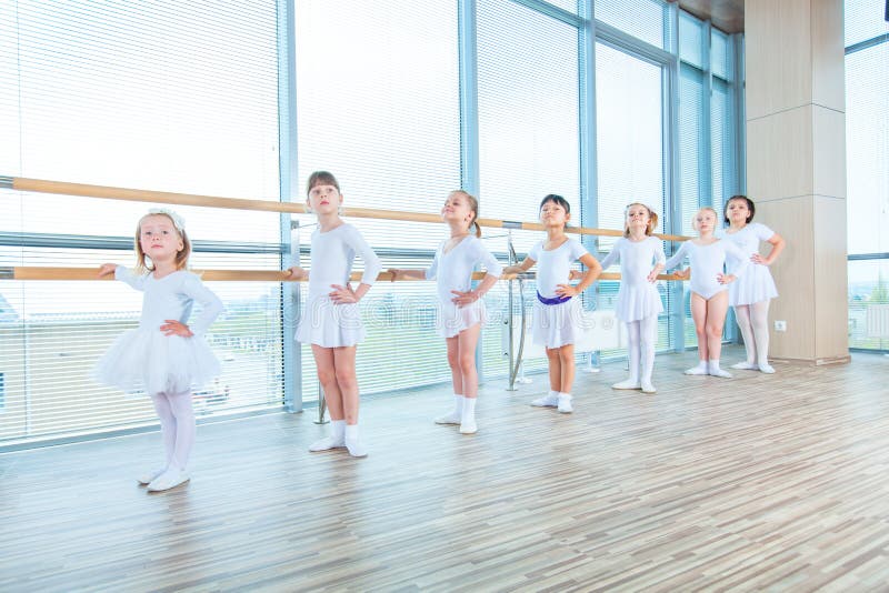 Jonge ballerina's die in de balletklasse repeteren Zij voeren verschillende choregrafische oefeningen uit Zij bevinden zich in ve stock foto's Jonge ballerina's die in de balletklasse repeteren Zij voeren verschillende choregrafische oefeningen uit Zij bevinden zich in ve stock foto's