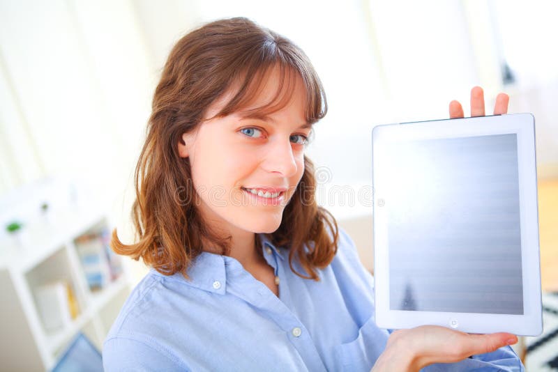Jonge bedrijfsvrouw die het tabletscherm tonen royalty-vrije stock foto Jonge bedrijfsvrouw die het tabletscherm tonen royalty-vrije stock foto