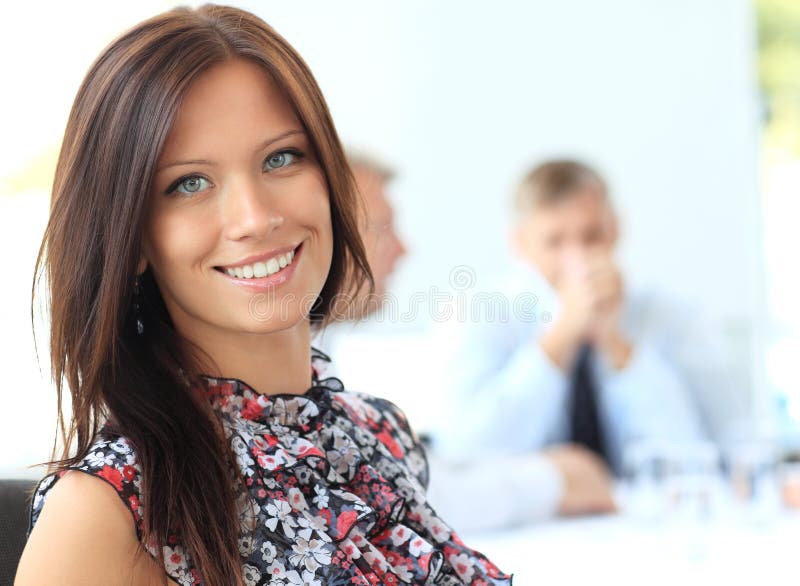 Jonge zakenvrouw op kantoor stock afbeelding