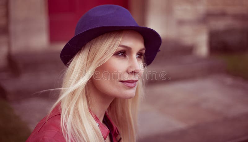 Jonge blonde vrouw in een in hoed royalty-vrije stock foto Jonge blonde vrouw in een in hoed royalty-vrije stock foto