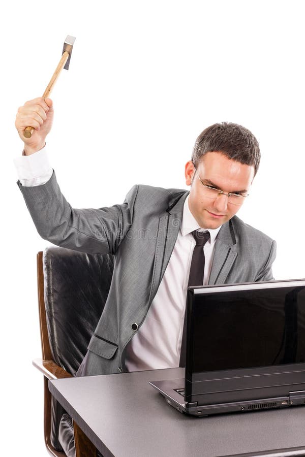Jonge boze bedrijfsmens met een hamer die laptop breken royalty-vrije stock afbeelding Jonge boze bedrijfsmens met een hamer die laptop breken royalty-vrije stock afbeelding