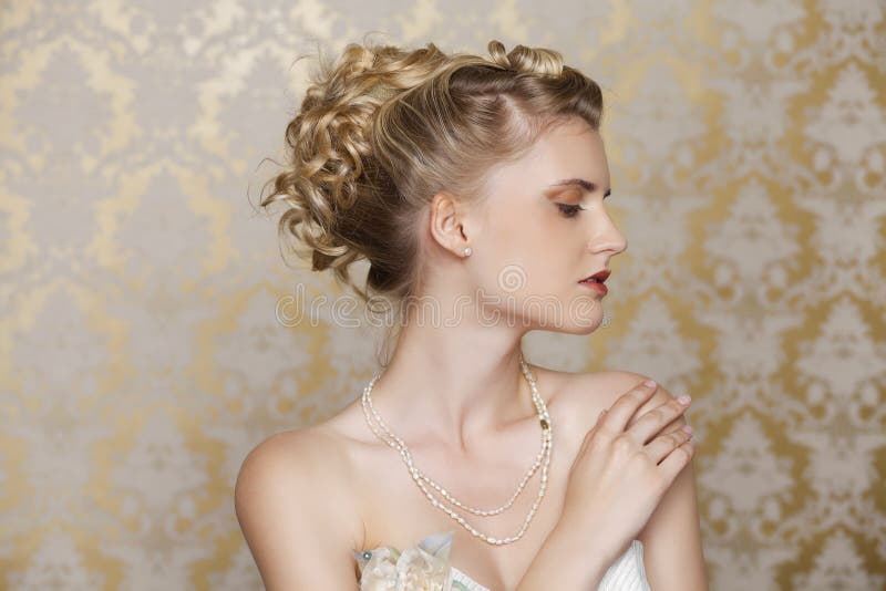 Jonge bruid met mooi huwelijkskapsel stock fotografie Jonge bruid met mooi huwelijkskapsel stock fotografie