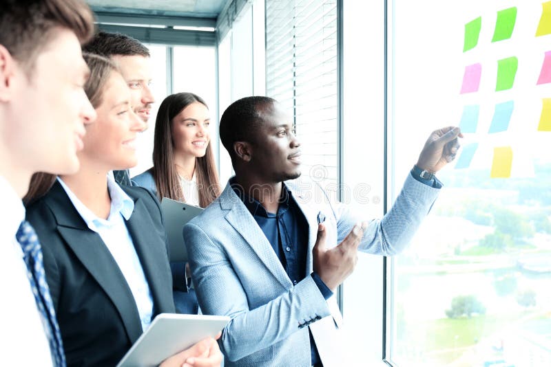 Jonge, creatieve startup-ondernemers stock afbeelding