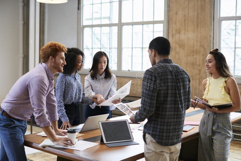 Jonge creativesbrainstorming rond een lijst op het werk royalty-vrije stock afbeeldingen Jonge creativesbrainstorming rond een lijst op het werk royalty-vrije stock afbeeldingen